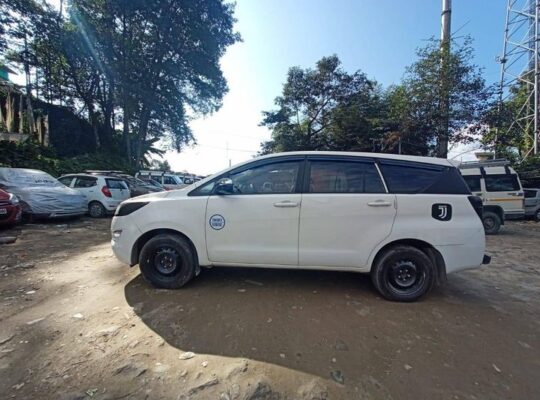 2018 model Innova Crysta FLT for sale with a loan, requiring a down payment of 4 lakhs, EMI of 25,000 for 29 months, documents up to date till 2025.
