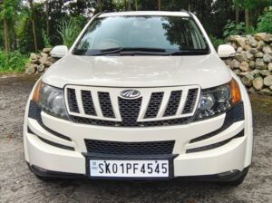 A well-maintained 2015 XUV 5OO, “XCLUSIVE” Edition is for sale, with features like a sunroof, automatic climate control, and more, for 7,49,999 rupees.