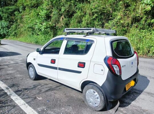 A 2021 model Alto 800 is for sale for 2,35,000 rupees.