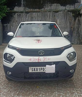 A one-year-old Tata Punch Adventure with only 7900 km is for sale.