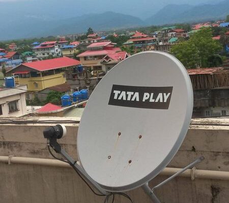 Tata Play HD is available for 2702 rupees with an 11-month pack, free delivery and installation, and accessories.