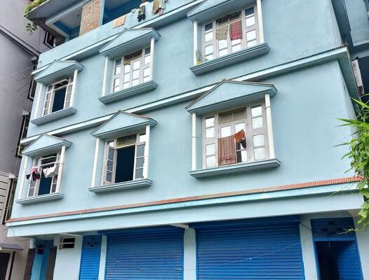 A 5-flat building is for sale in the Mecklodes Company area.