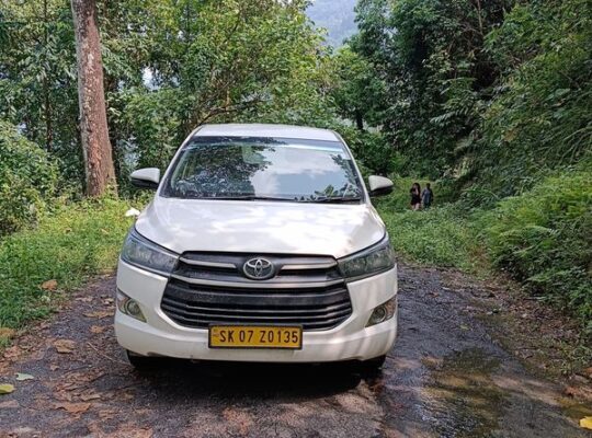 A Crysta 2.4G model from September 2019 is for sale for a slightly negotiable price of Rs 13,80,000, with all documents up to date and approximately 160,000 km driven.