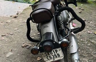 A 2021 model Royal Enfield Classic 350 BS6 with 23k kilometers is available for sale at a negotiable price of 125,000.