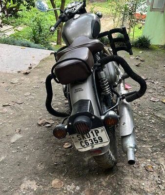 A 2021 model Royal Enfield Classic 350 BS6 with 23k kilometers is available for sale at a negotiable price of 125,000.