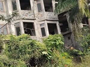 A house in Syari is for sale.