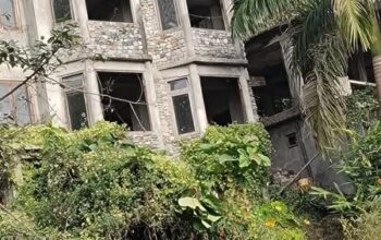 A house in Syari is for sale.