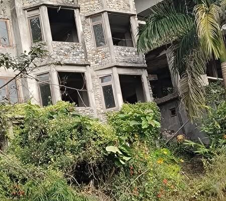 A house in Syari is for sale.