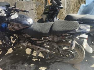 One-handed Pulsar 180 bike for sale, model 2012, price 37000.