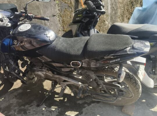 One-handed Pulsar 180 bike for sale, model 2012, price 37000.