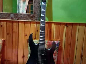 A Jackson Dinky JS32 guitar, in amazing condition and with a heavy padded gig bag, is for sale.