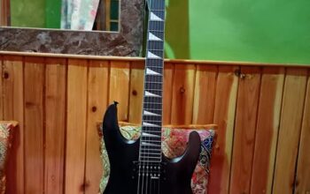 A Jackson Dinky JS32 guitar, in amazing condition and with a heavy padded gig bag, is for sale.