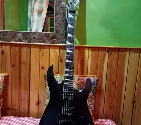 A Jackson Dinky JS32 guitar, in amazing condition and with a heavy padded gig bag, is for sale.