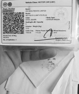 Urgent sale of a car in good condition with minor scratches for 6 lakhs 50 thousand, price negotiable for genuine buyers.