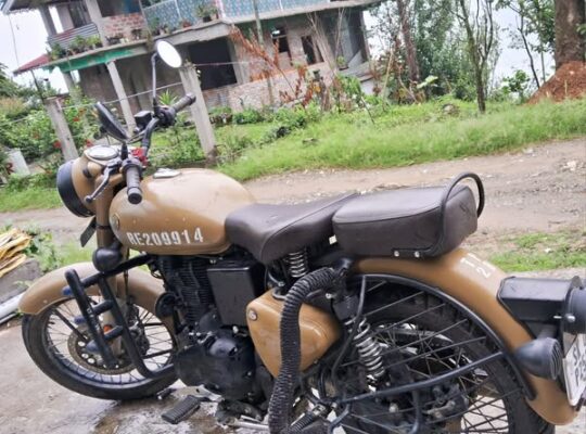 Royal Enfield Classic 350 2021 model, 15000 km driven, selling for 1,40,000.