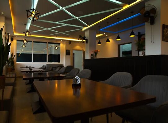 Restaurant for lease, fully furnished.